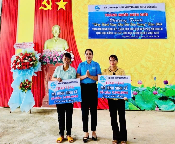 2 hôi viên được nhận mô hình sinh kế (1)